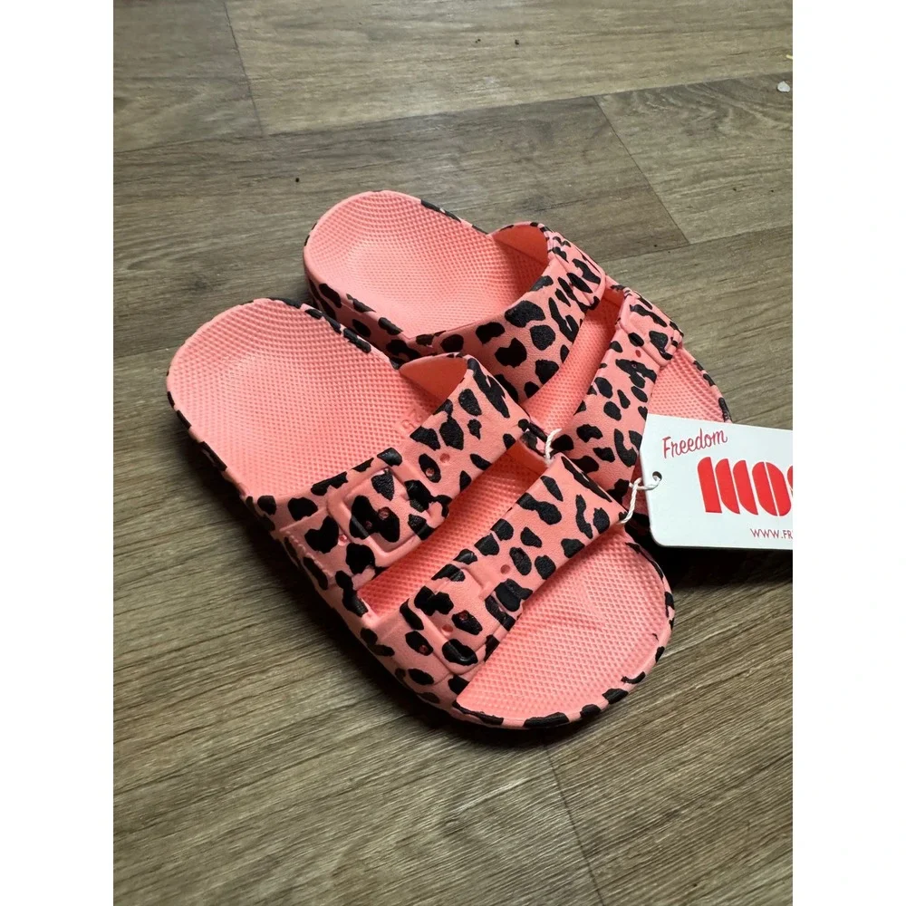 Freedom Moses Kids Leo Pink Martini Leopard Print Slides Sandals Size 8-9 NEW